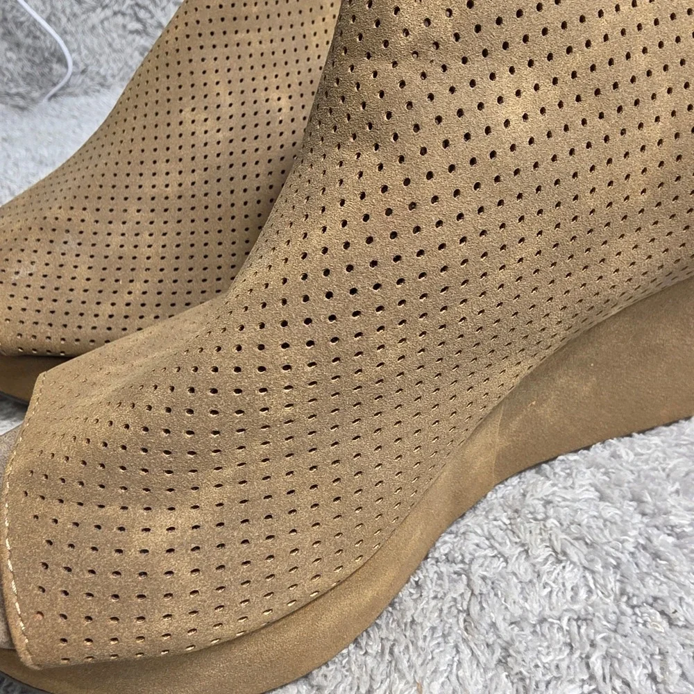 Pierre Dumas Perforated Platform Wedge Sandals Tan Suede Peep‎ Toe Womens 10